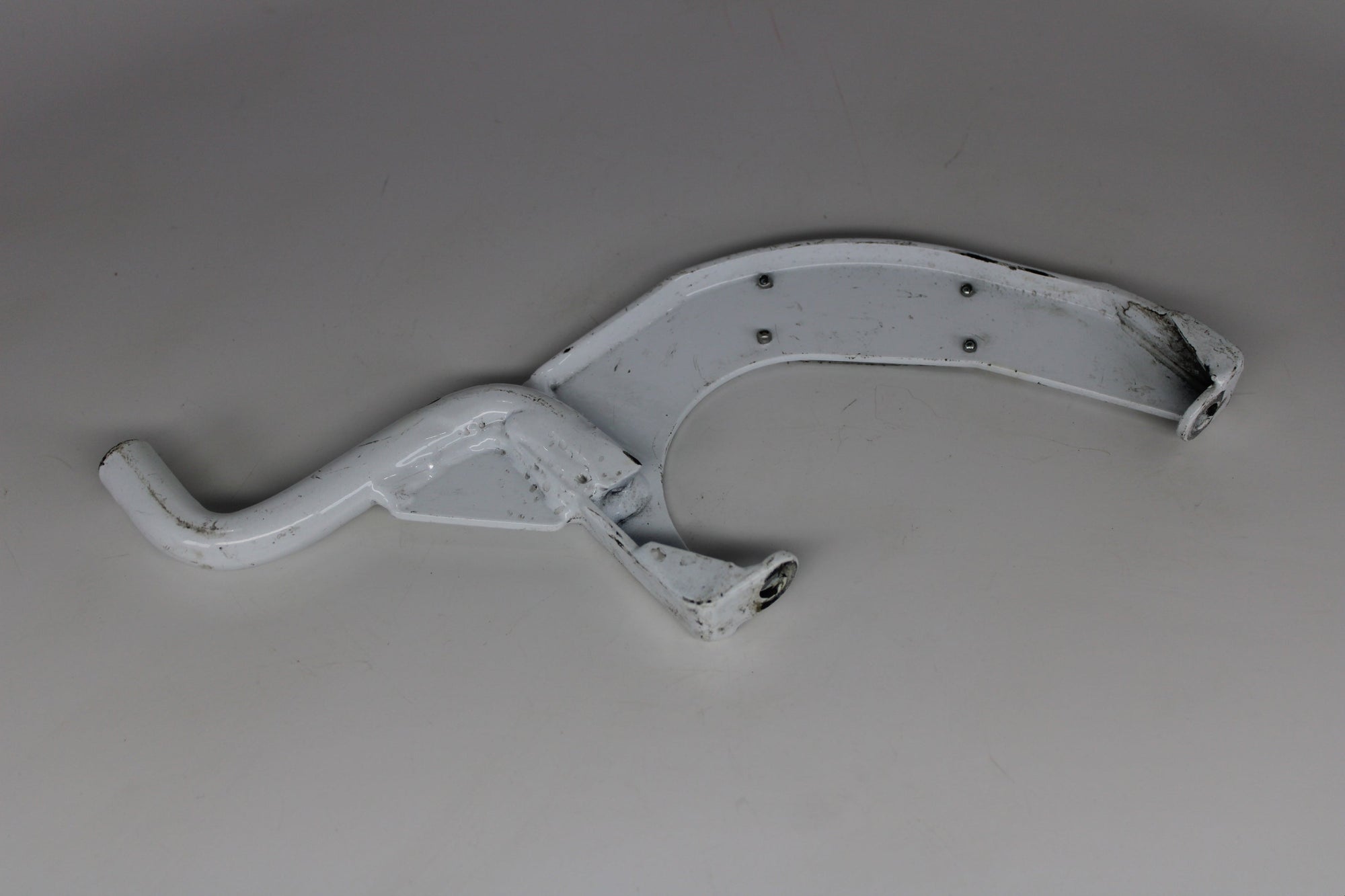 Muffler Mount Bracket – White (Used) – IceBear Mad Dog 50/150 Scooter Exhaust Support